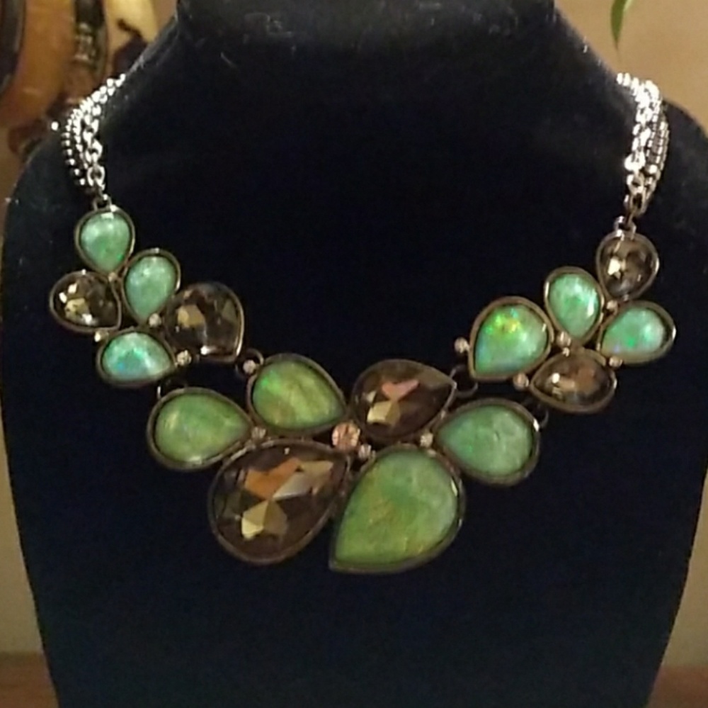 SALE❣ NEW Opalescent Green Smokey Stone Bib - Picture 4 of 8